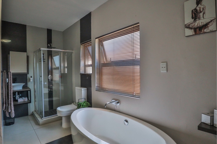 5 Bedroom Property for Sale in Xanadu Eco Park North West
